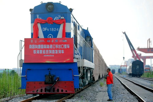 南昌向塘國際陸港首列商品汽車整車出口鐵海聯(lián)運(yùn)外貿(mào)班列開行